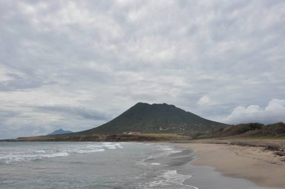 Praia de Zeelandia e o vulcão The Quill, em Sint Statius - Caribe